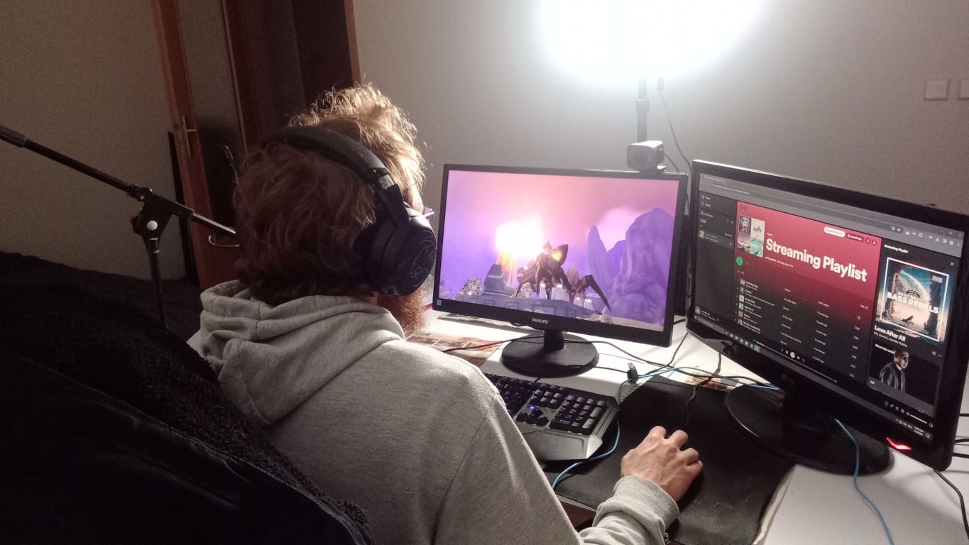 A 24 hours League of Legends Stream with the age of 39